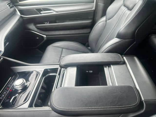 Used 2025 Jeep Wagoneer L Series II w/ 8-pass Seating Package AWD/4WD image 33