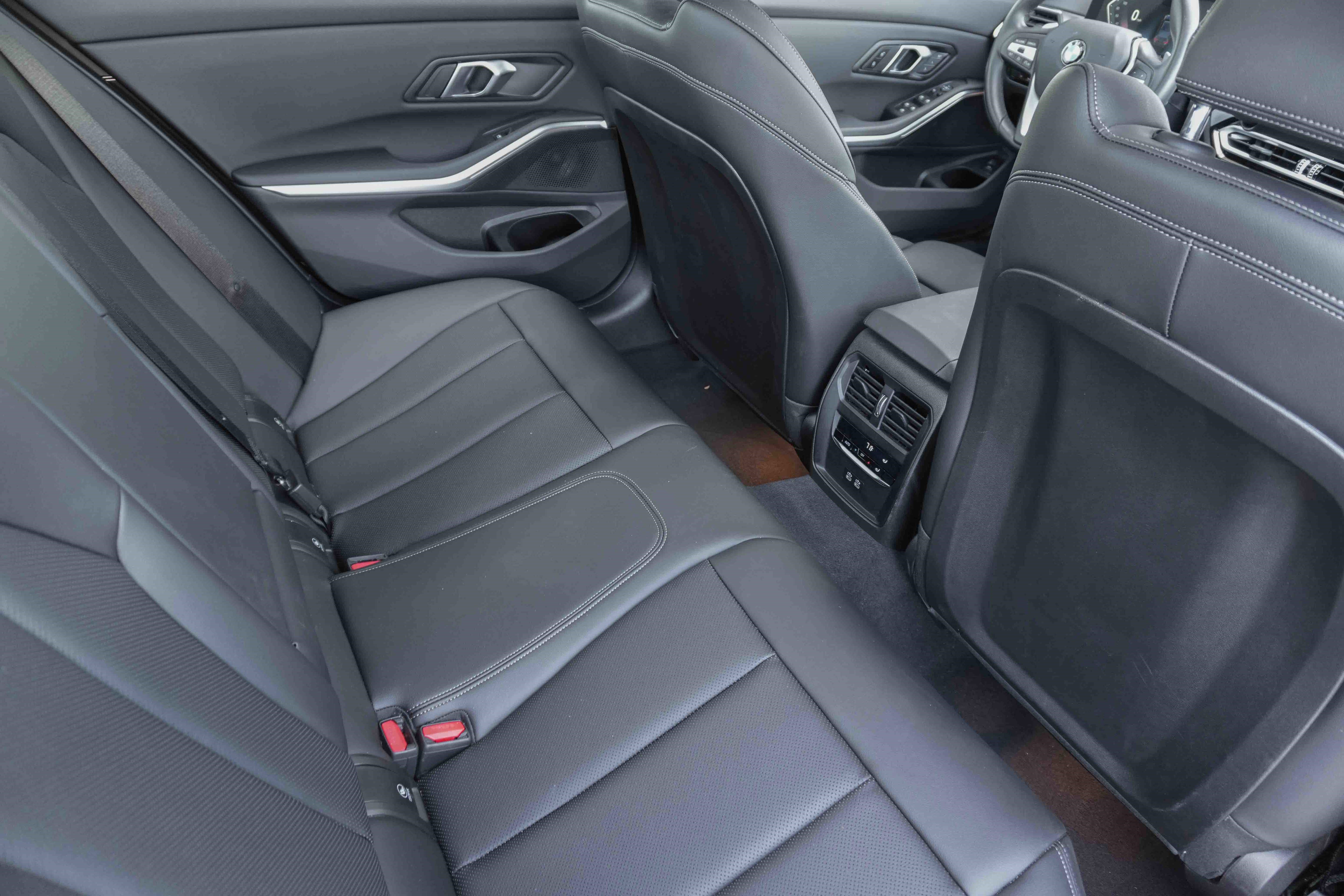 Certified 2024 BMW 330i Sedan image 31