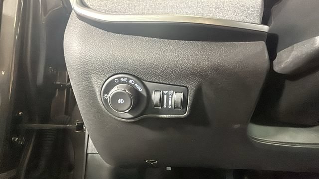 Used 2024 Jeep Compass Latitude w/ Sun and Sound Group AWD/4WD image 19