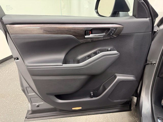Certified 2025 Toyota Highlander Platinum AWD/4WD image 11