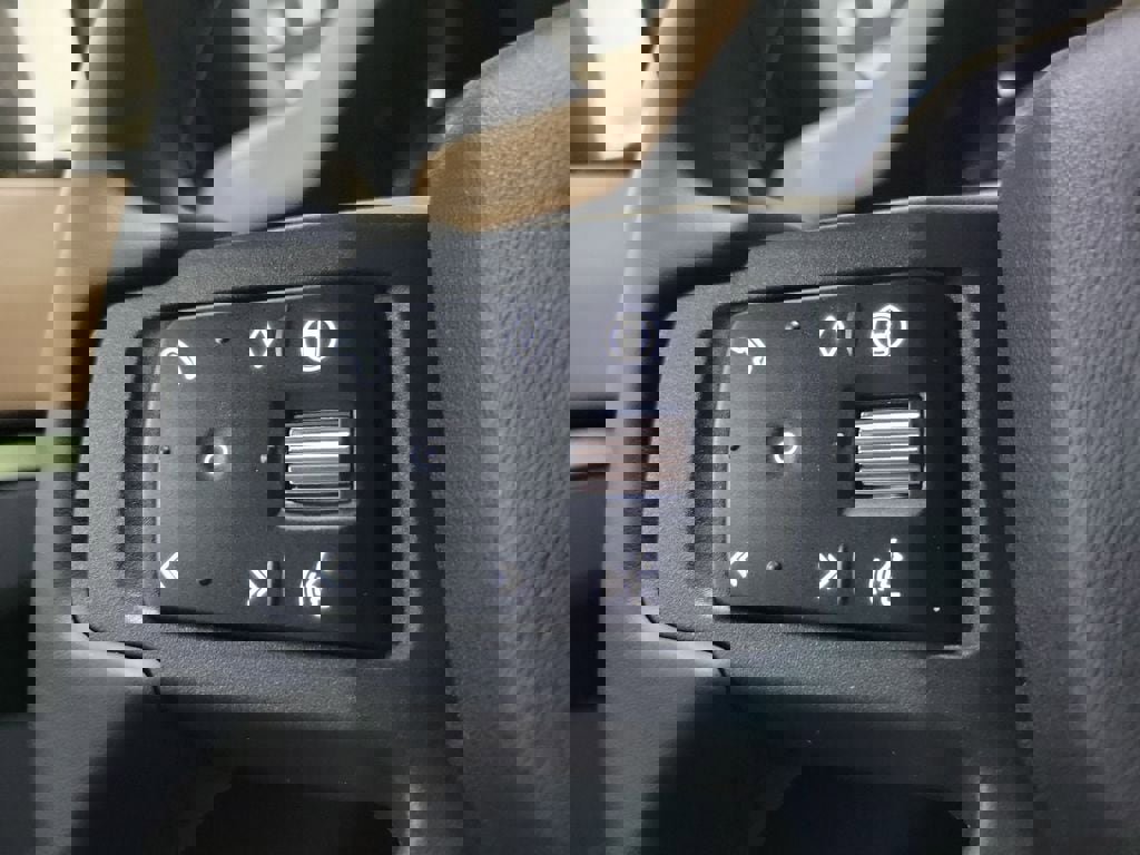 New 2026 Land Rover Defender 110 X-Dynamic SE image 15