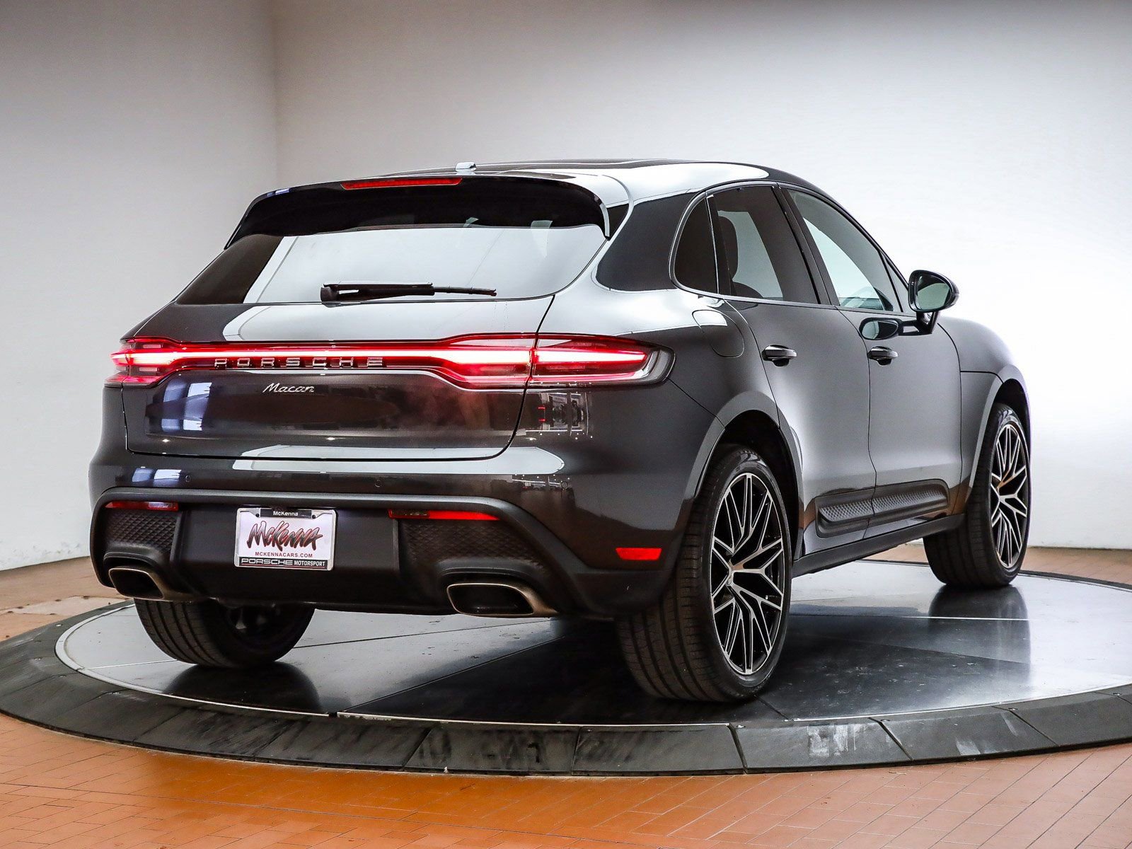 Certified 2025 Porsche Macan image 6