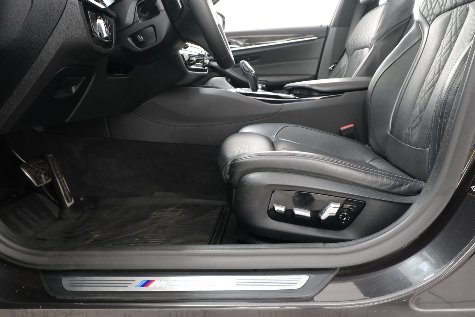 Used 2018 BMW M550i xDrive AWD/4WD image 33