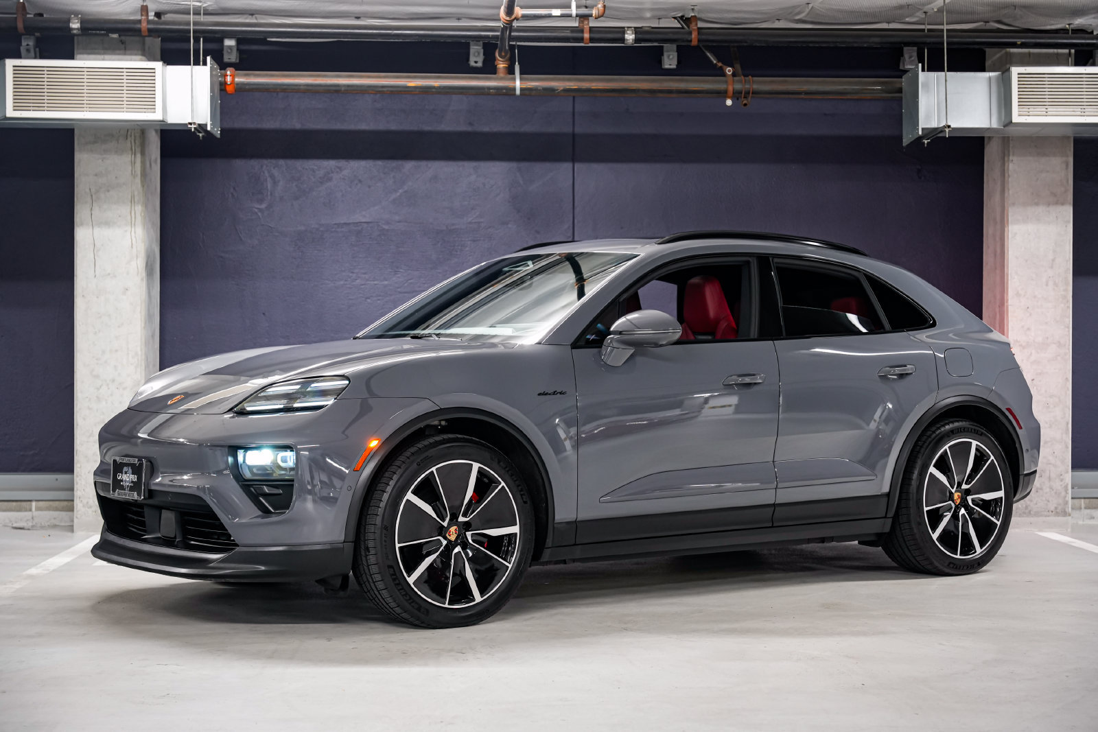 Used 2025 Porsche Macan 4S Electric AWD/4WD image 7