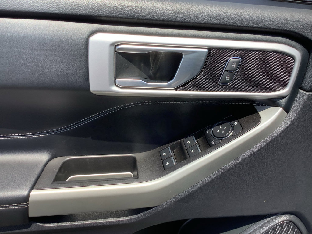Used 2022 Ford Explorer XLT image 12