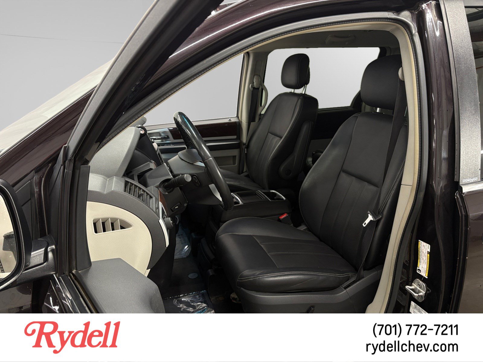 Used 2010 Chrysler Town & Country Touring Plus FWD image 10