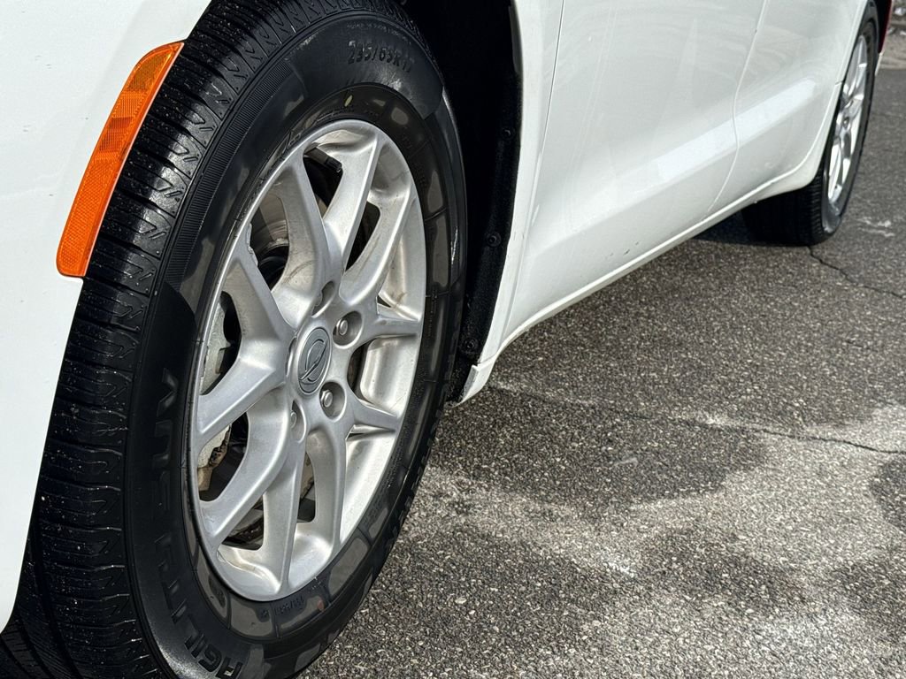 Used 2024 Chrysler Pacifica Touring-L image 18