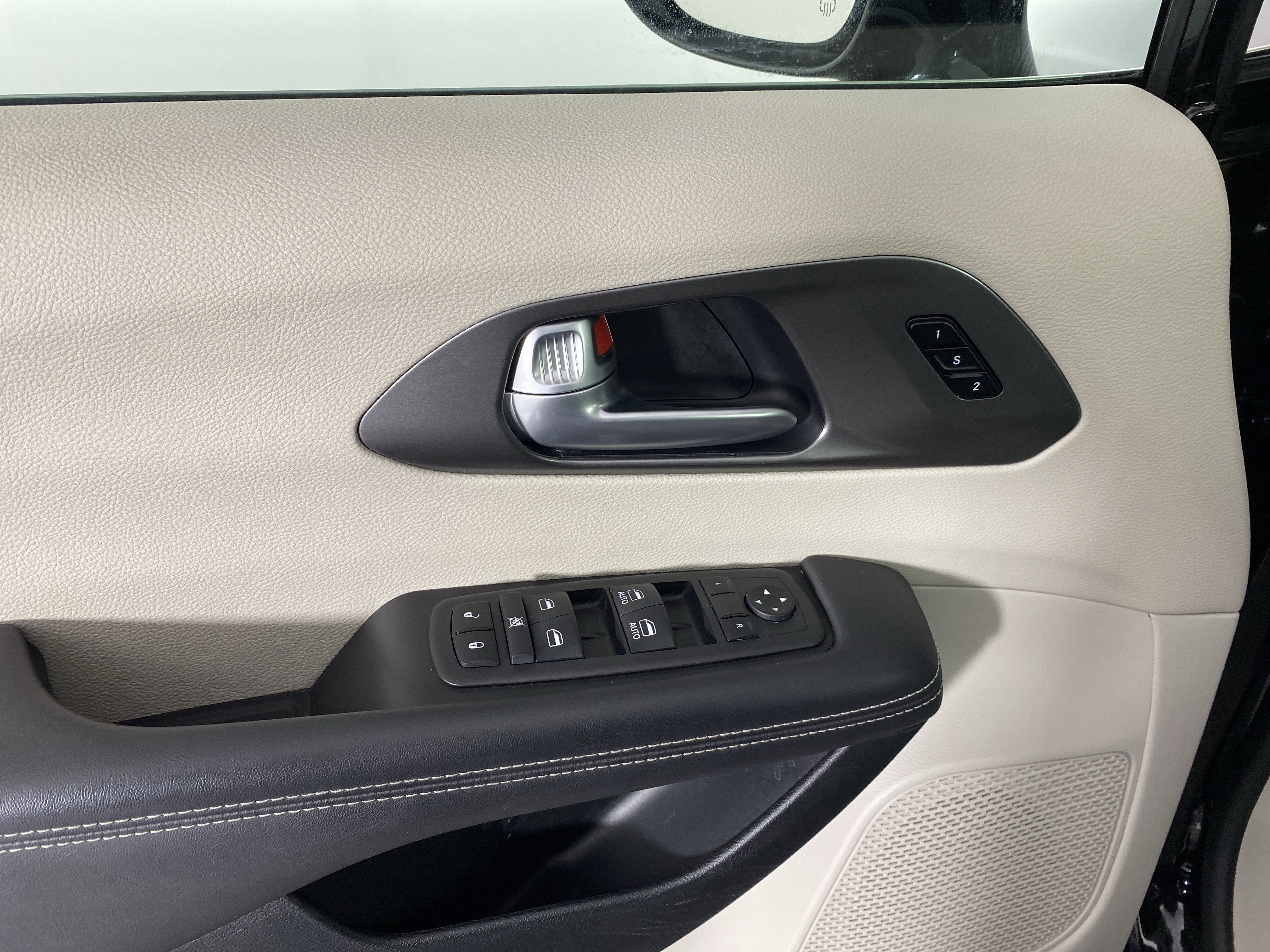 Used 2024 Chrysler Pacifica Touring-L image 14