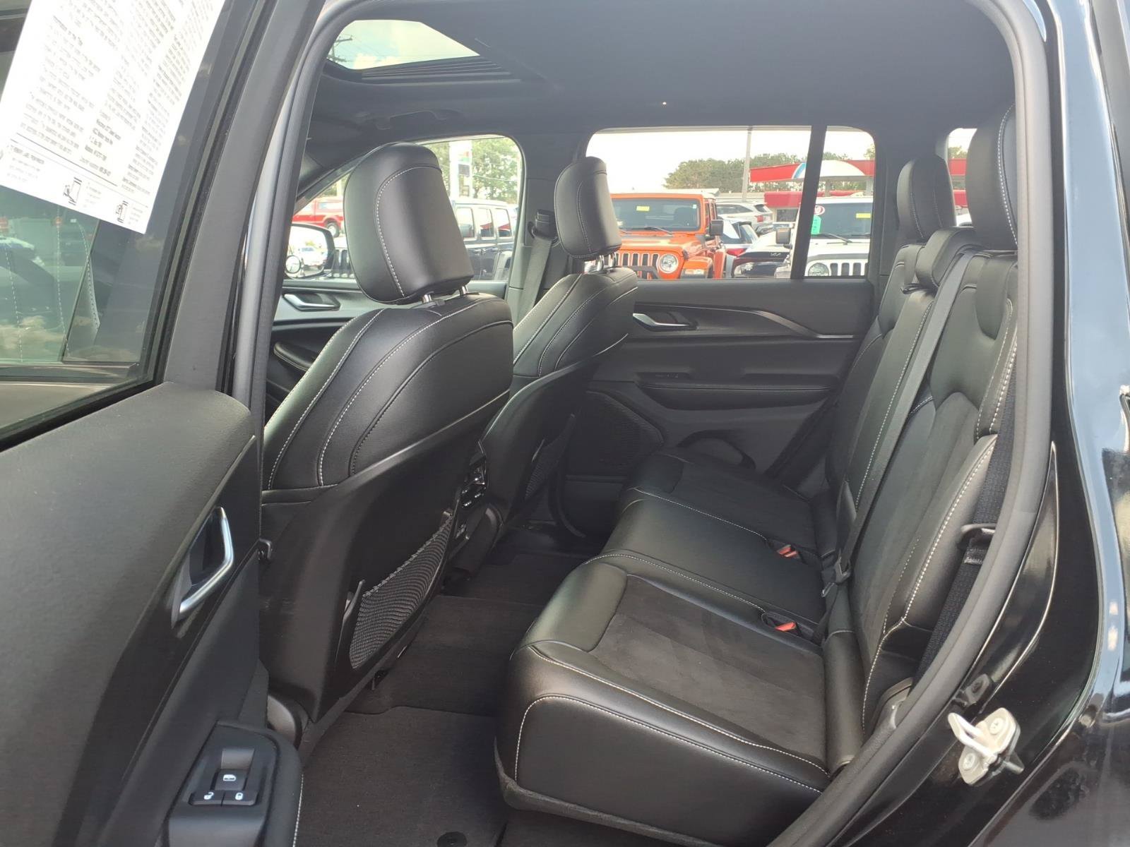 Used 2023 Jeep Grand Cherokee Altitude AWD/4WD image 11