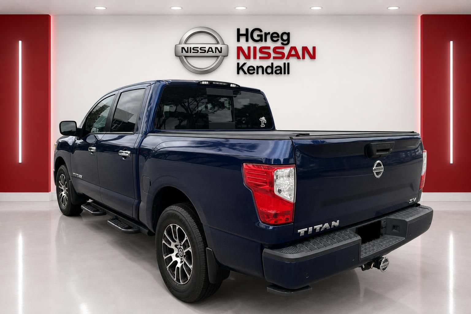 Used 2021 Nissan Titan SV w/ SV Convenience Package RWD image 2