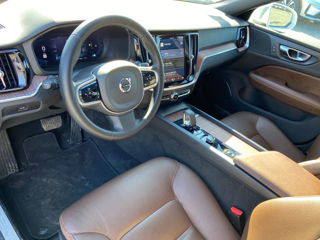 Used 2025 Volvo V60 B5 Cross Country Plus image 22
