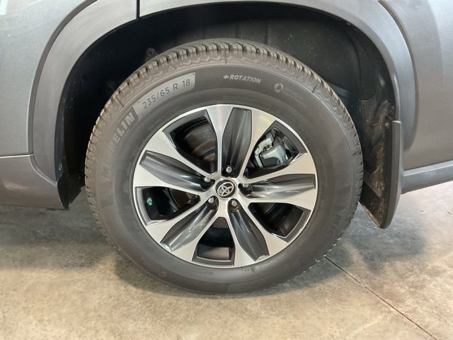 Used 2020 Toyota Highlander XLE AWD/4WD image 7