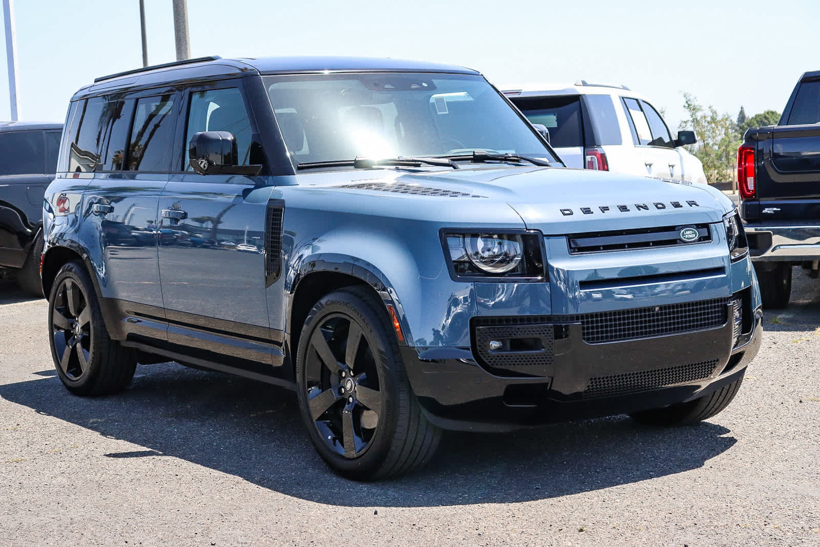 Used 2025 Land Rover Defender 110 X-Dynamic SE AWD/4WD image 3