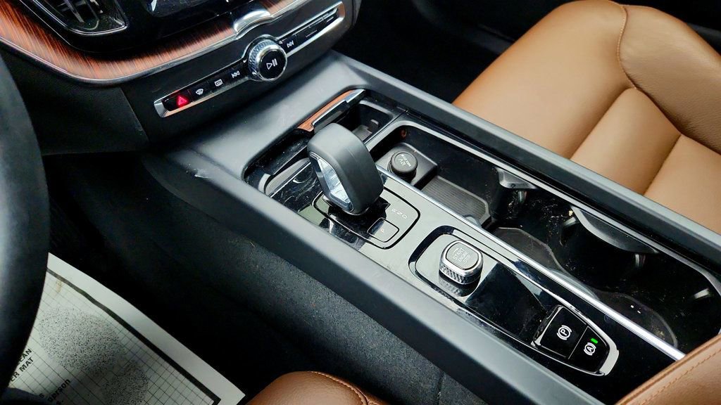 Used 2023 Volvo XC60 B5 Plus w/ Climate Package AWD/4WD image 17