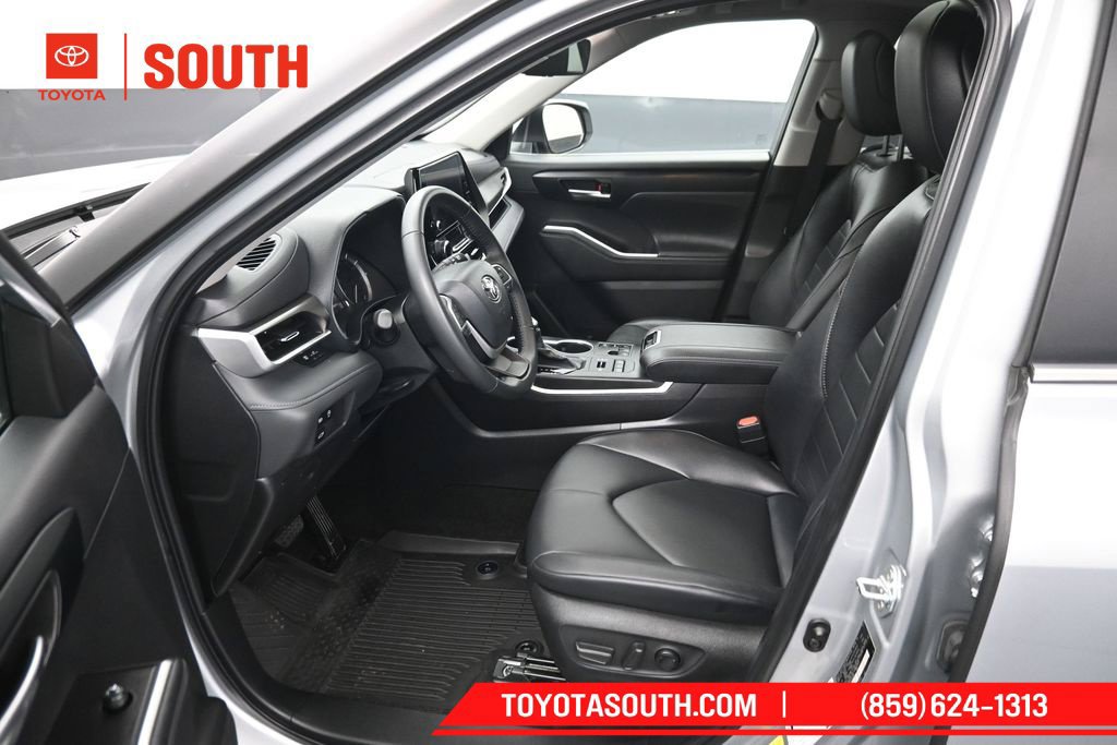 Used 2023 Toyota Highlander XLE AWD/4WD image 9