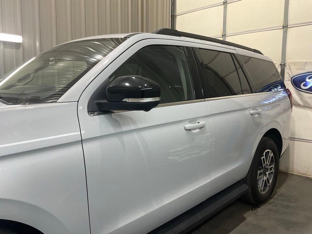 Used 2025 Ford Expedition Active RWD image 5