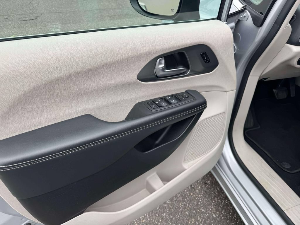 Used 2023 Chrysler Pacifica Touring-L FWD image 18