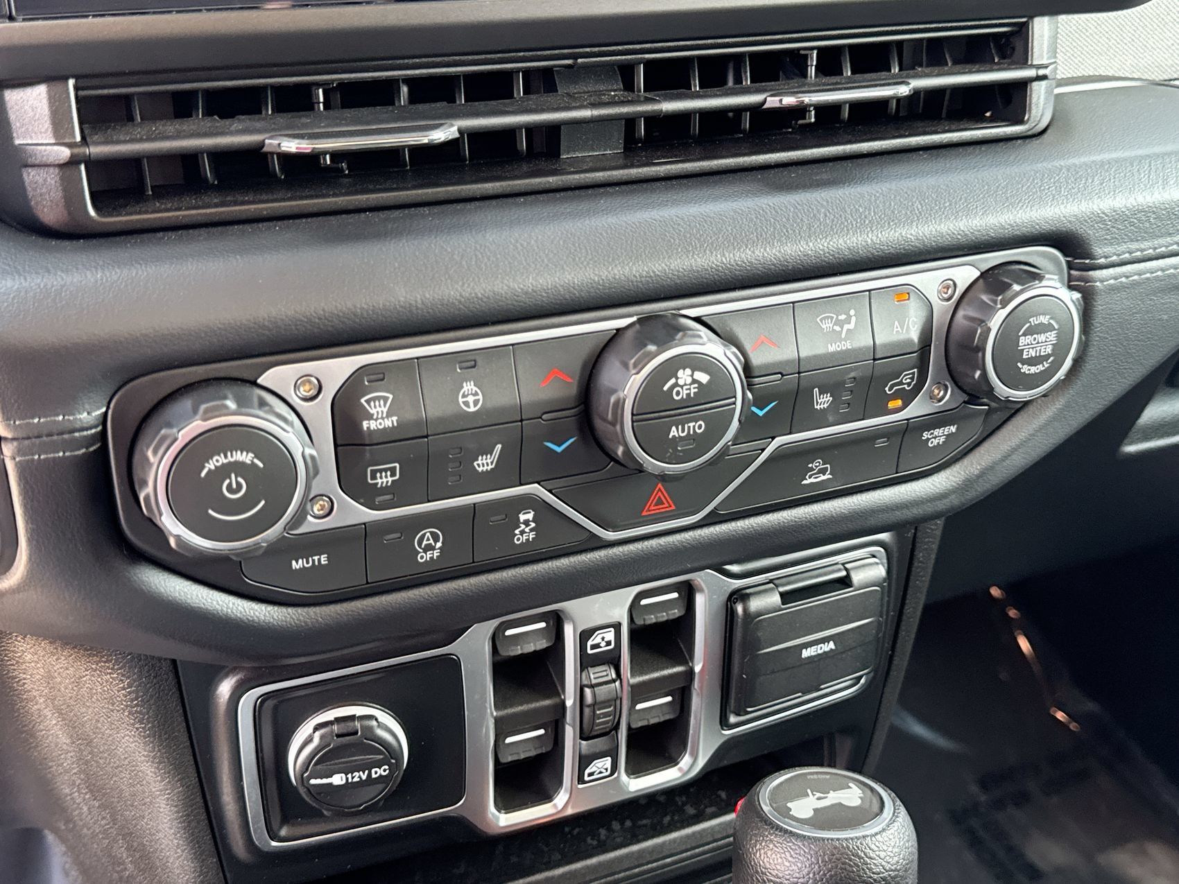 Used 2026 Jeep Wrangler Unlimited Sahara AWD/4WD image 18