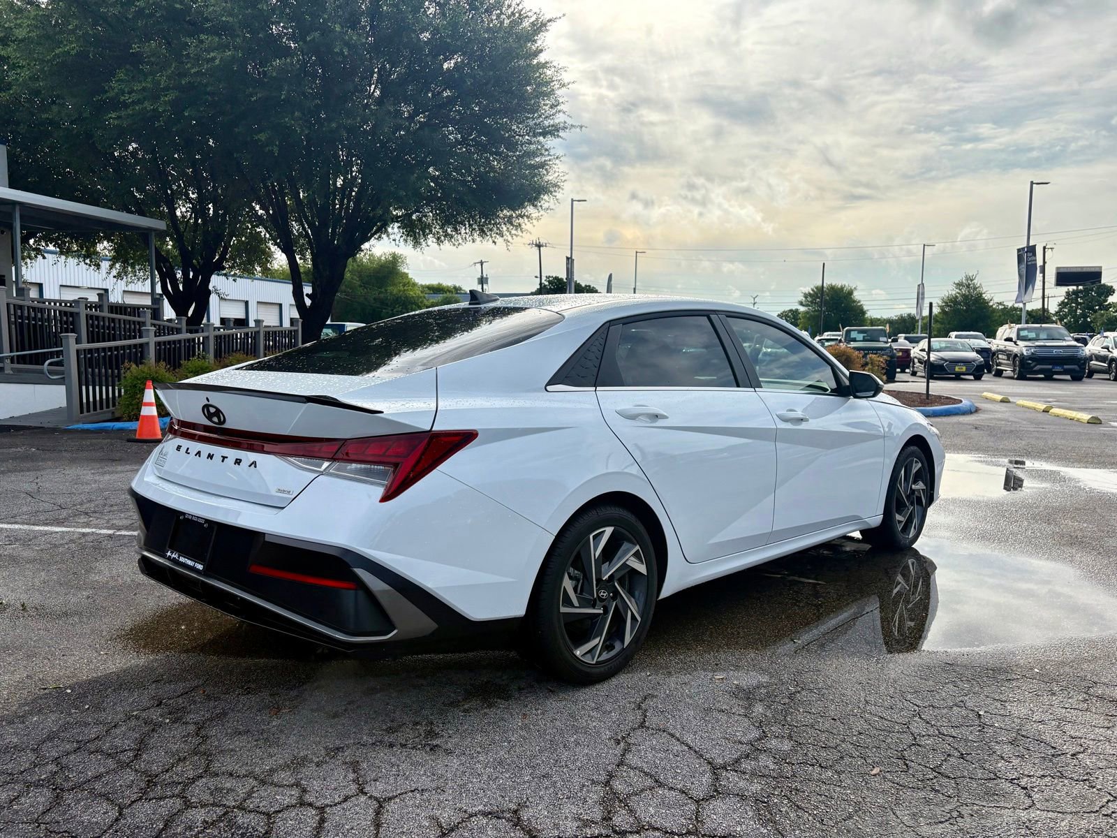 Used 2025 Hyundai Elantra Limited FWD image 3