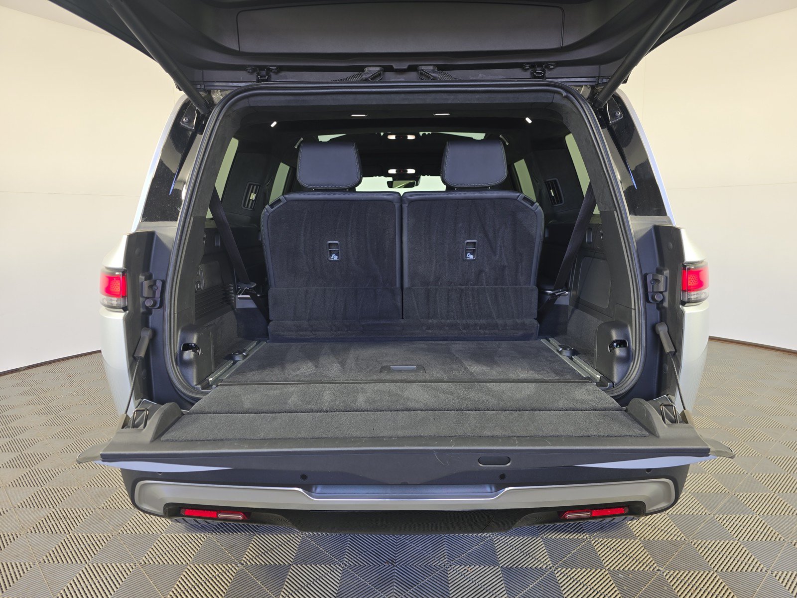 Used 2024 Rivian R1S Adventure AWD/4WD image 15