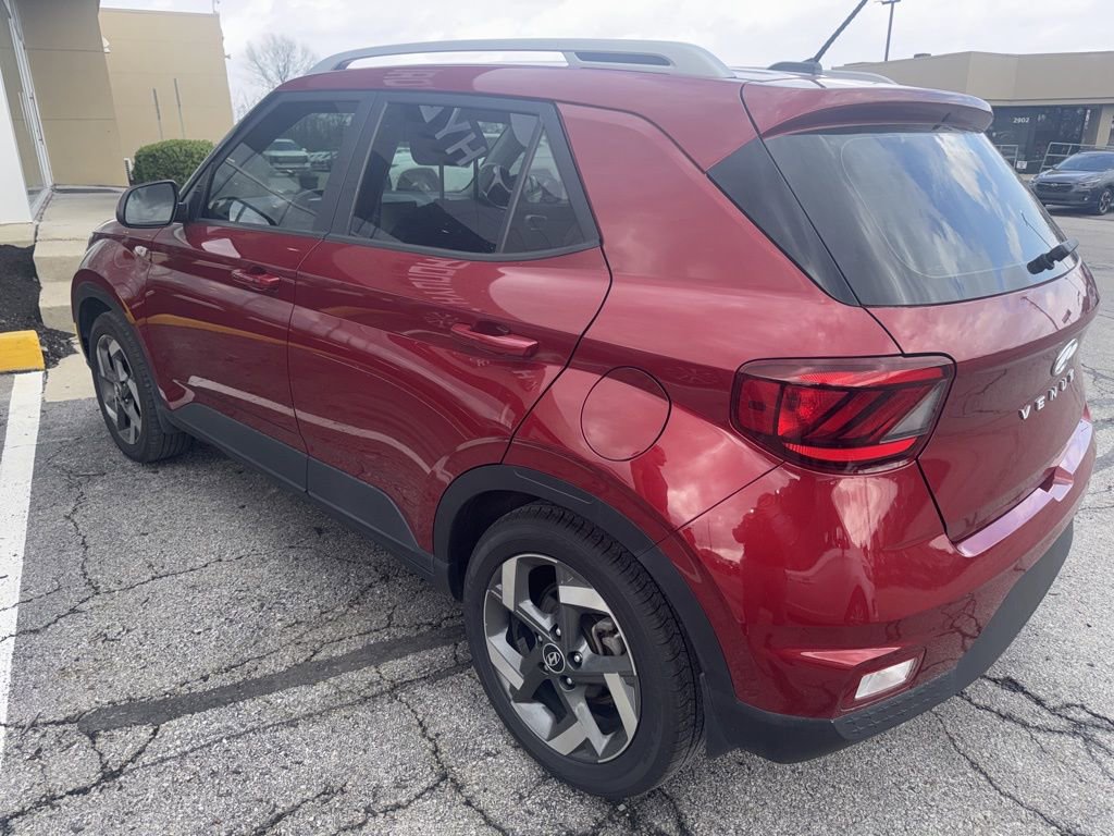 Used 2024 Hyundai Venue SEL image 2