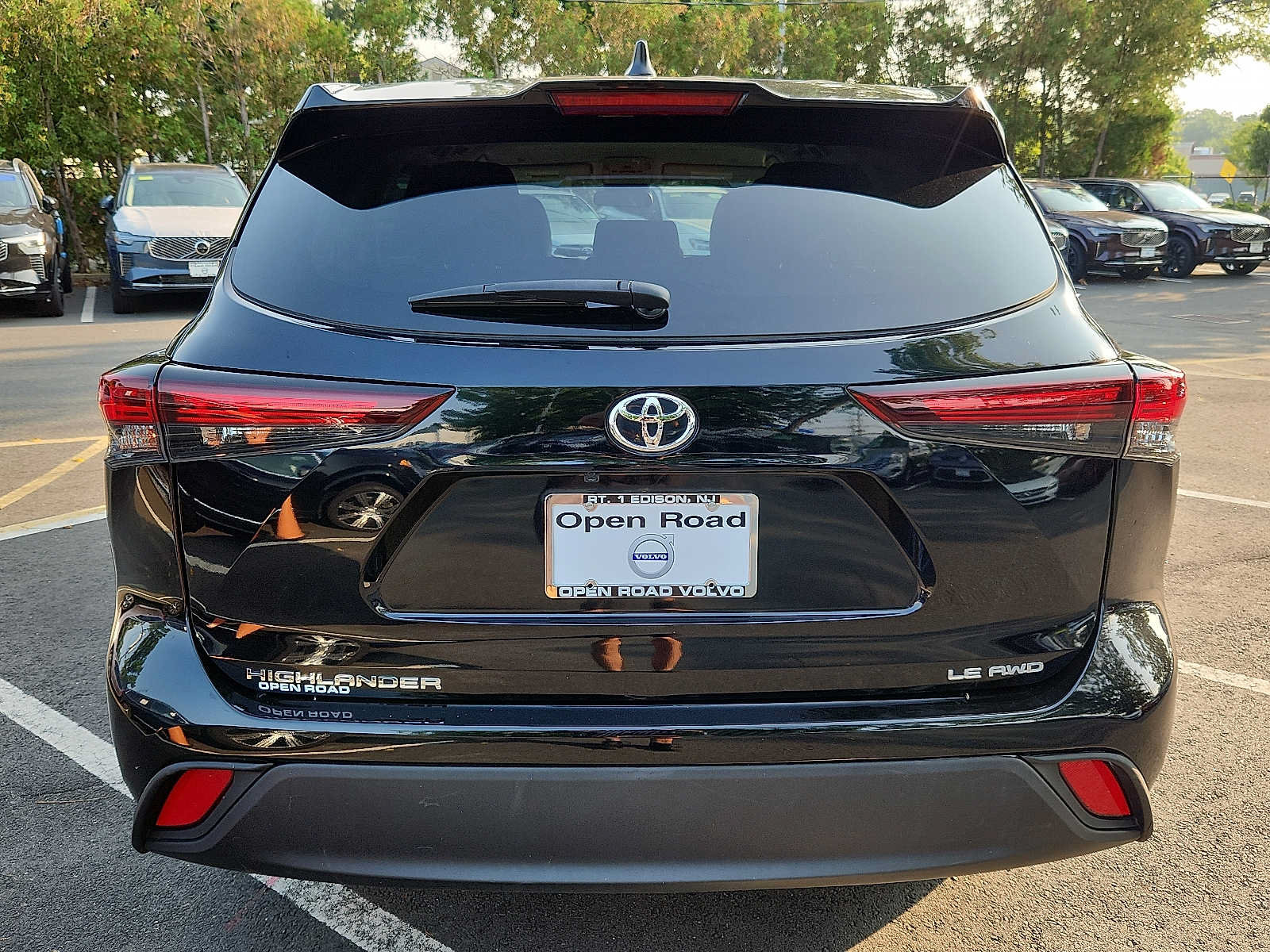 Used 2024 Toyota Highlander LE AWD/4WD image 5