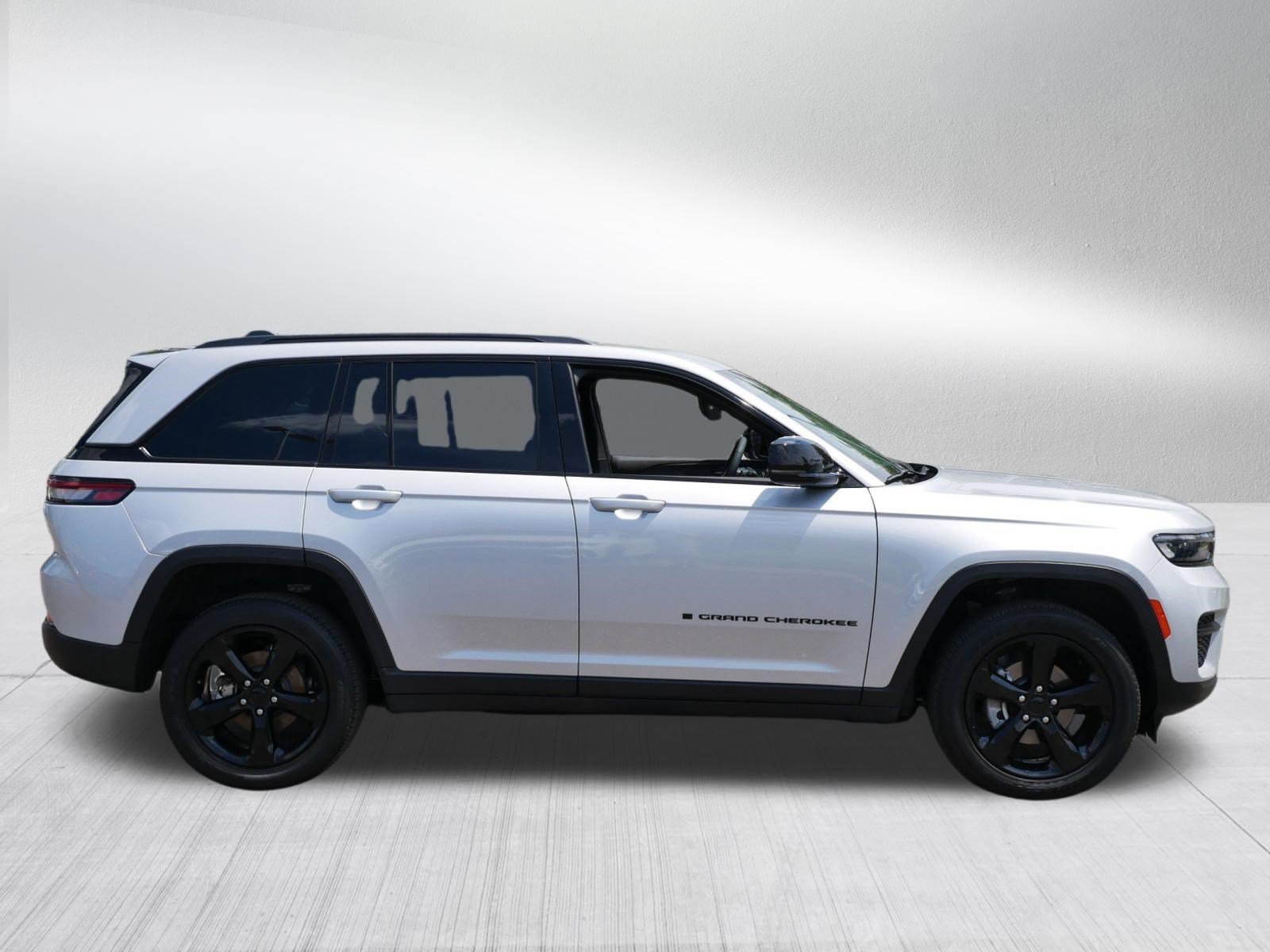 Used 2023 Jeep Grand Cherokee Altitude AWD/4WD image 8