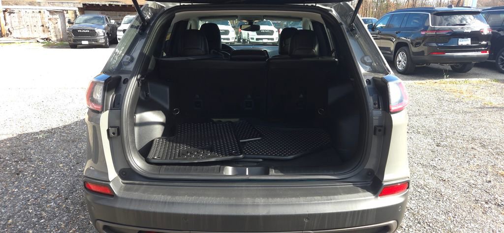 Used 2019 Jeep Cherokee Trailhawk w/ Cold Weather Group image 10