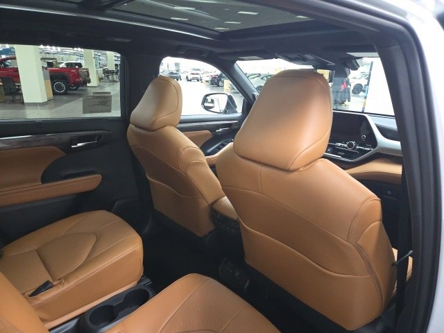 New 2026 Toyota Highlander Platinum image 11