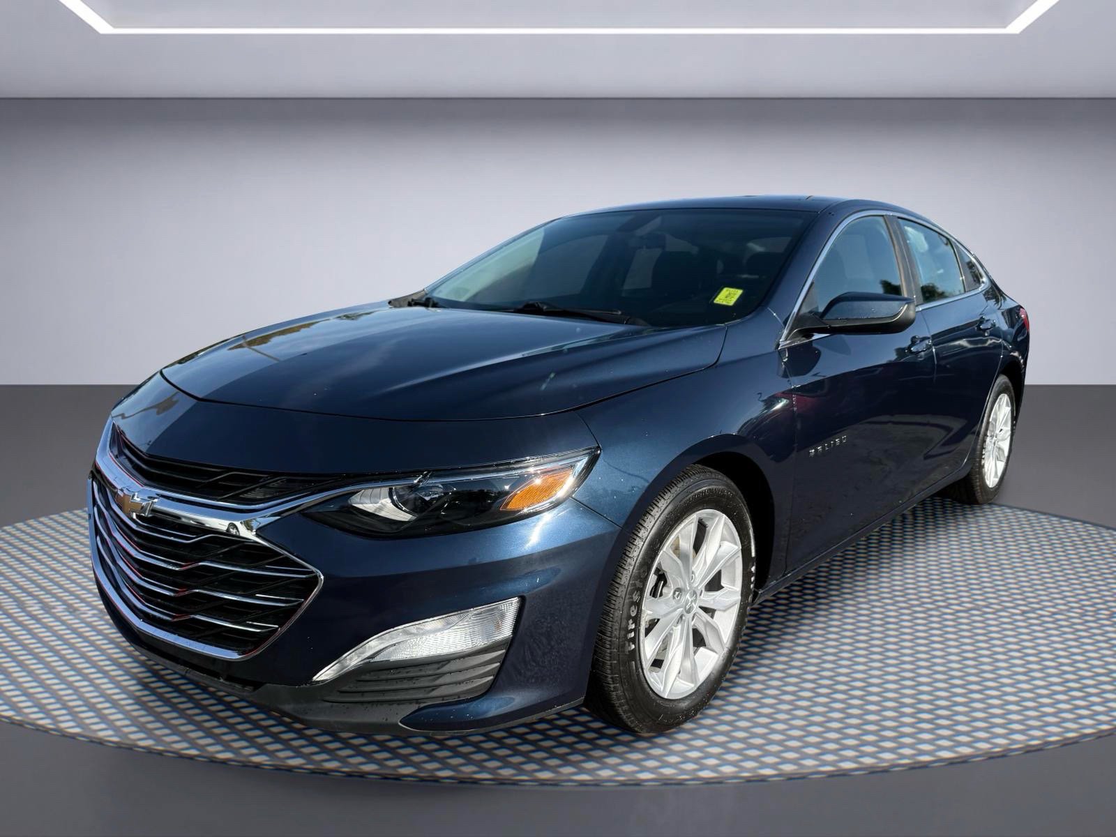 Used 2020 Chevrolet Malibu LT FWD image 2