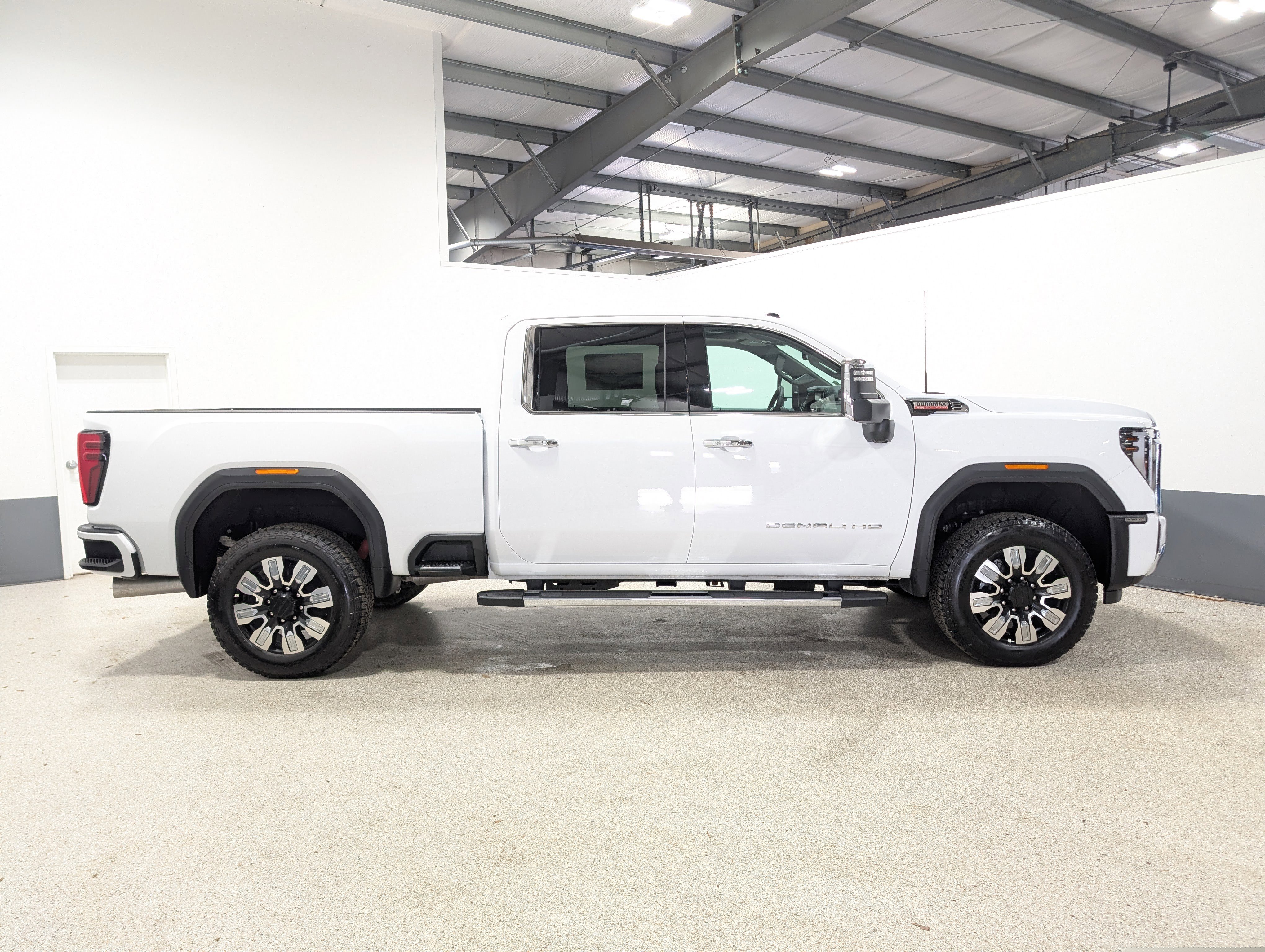 Used 2025 GMC Sierra 3500 Denali w/ Denali Reserve Package AWD/4WD image 2