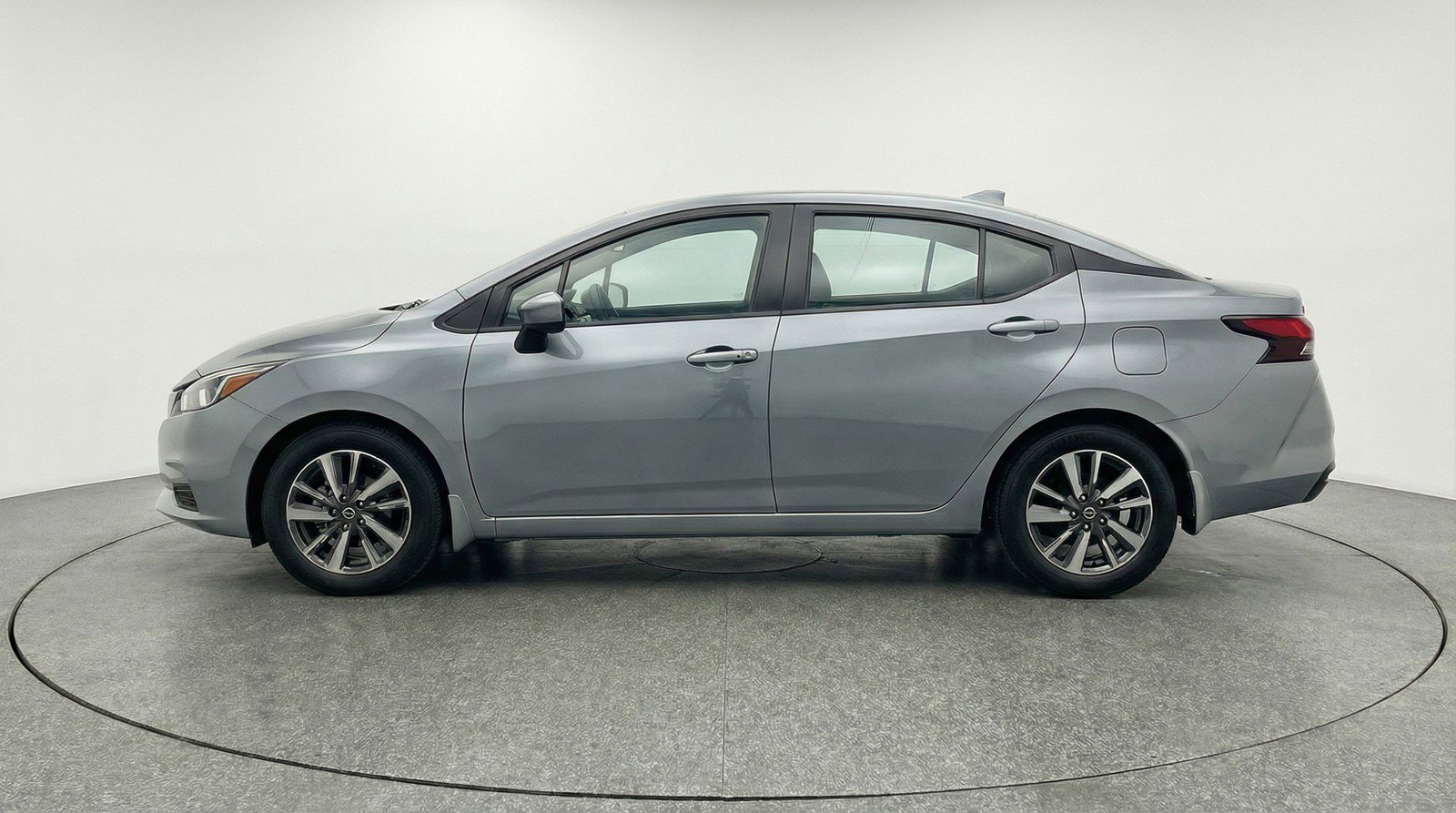 Used 2025 Nissan Versa SV image 5