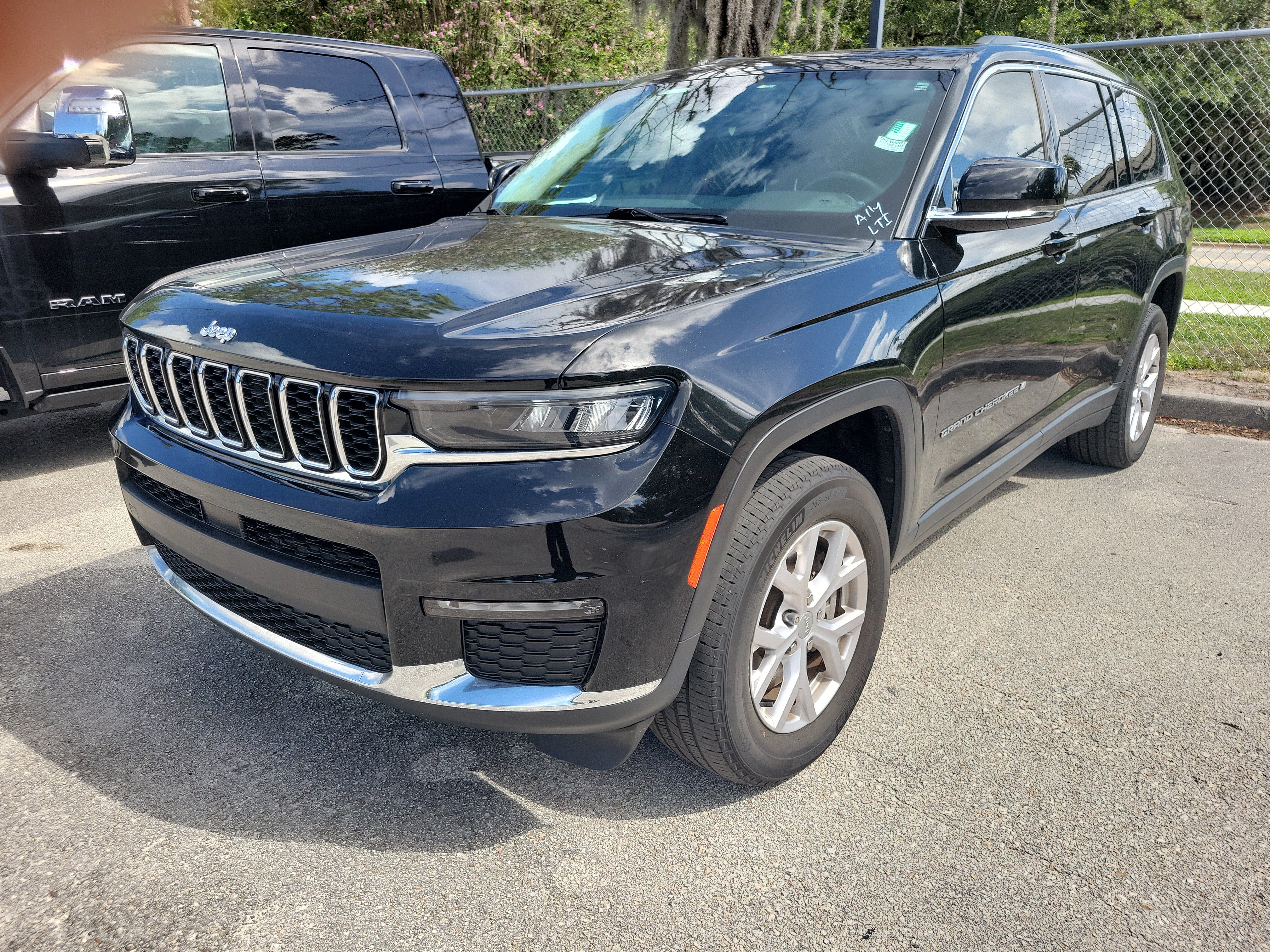 Used 2022 Jeep Grand Cherokee L Limited AWD/4WD image 3