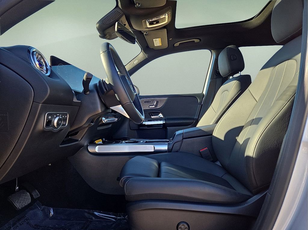 Used 2025 Mercedes-Benz GLB 250 image 23