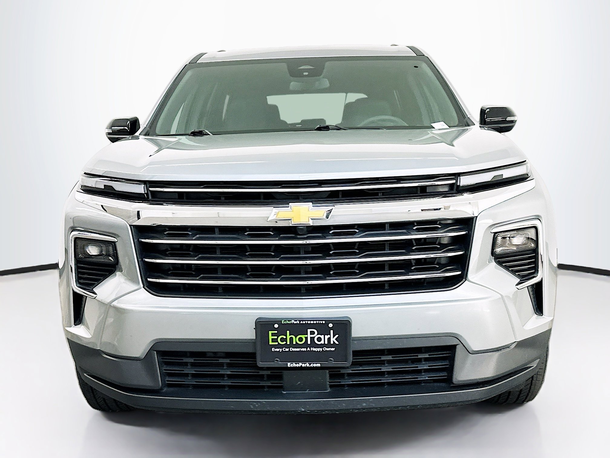 Used 2025 Chevrolet Traverse LT image 2