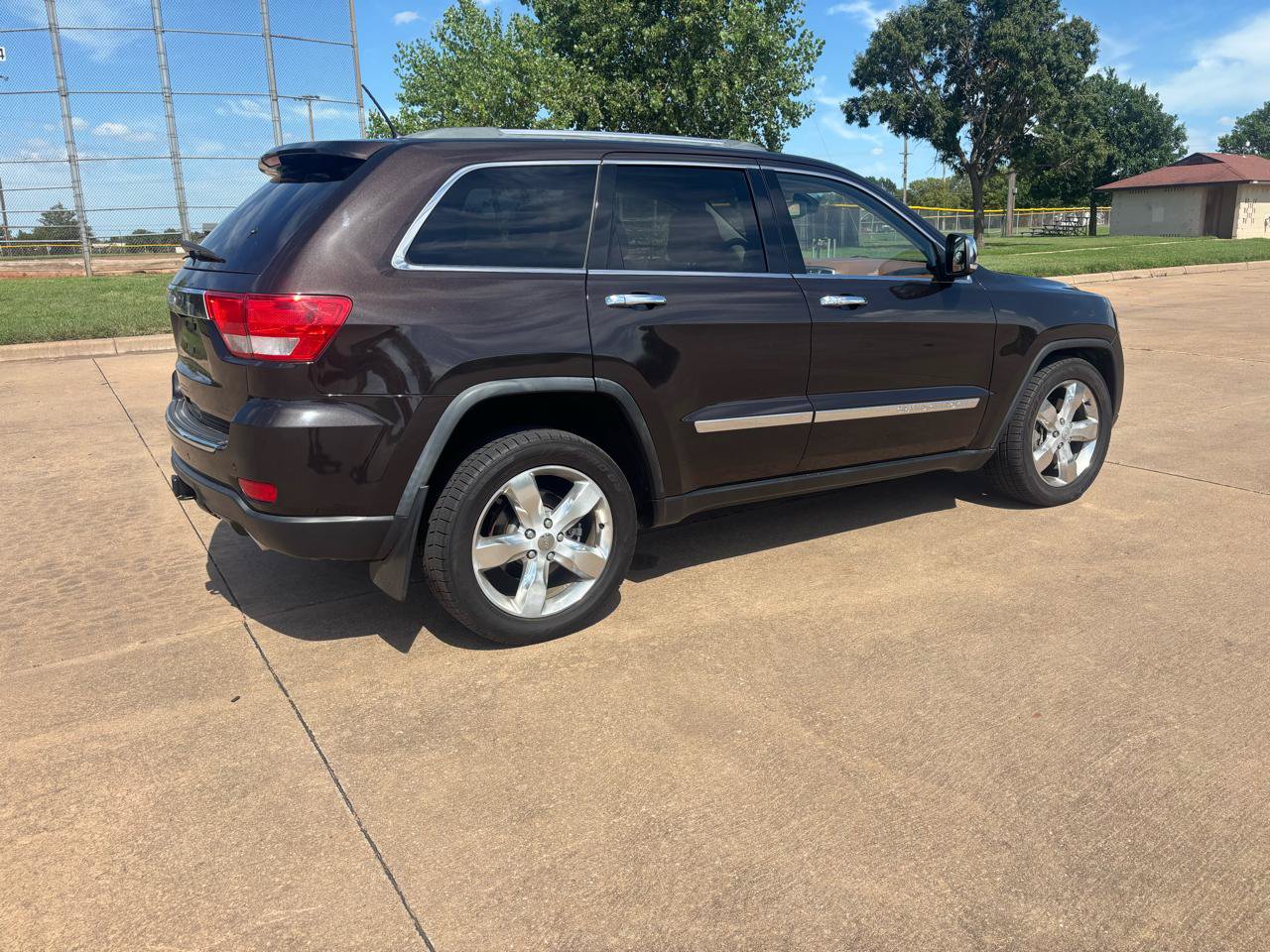 Used 2011 Jeep Grand Cherokee Overland Summit AWD/4WD image 31