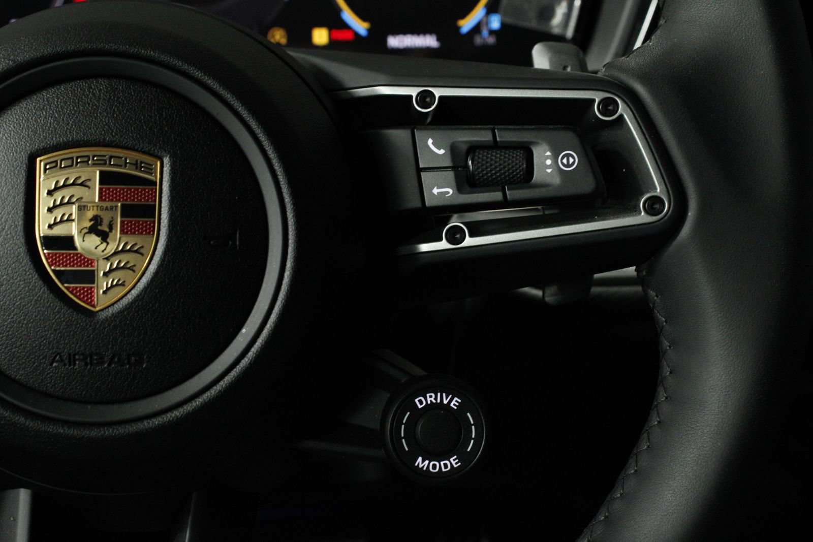 Certified 2025 Porsche Cayenne AWD/4WD image 22
