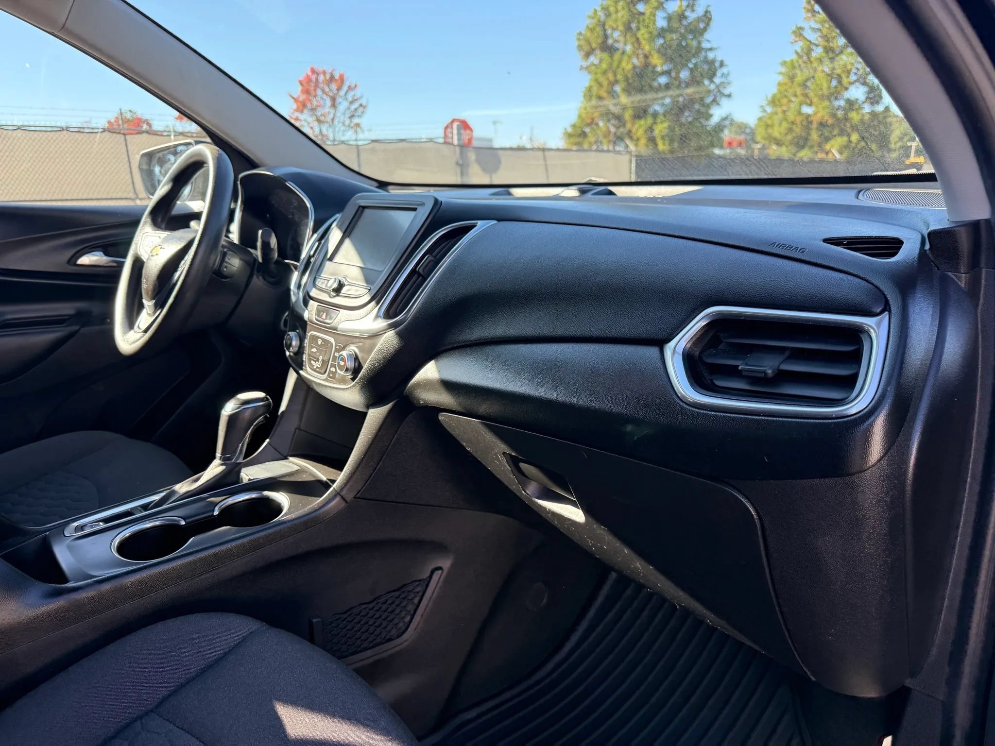 Used 2018 Chevrolet Equinox LT FWD image 19