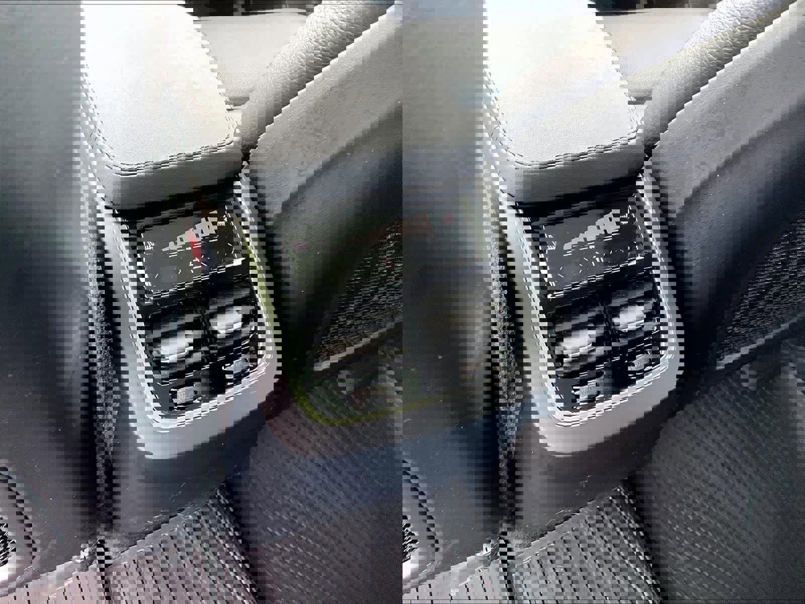 Used 2024 Volvo XC90 B6 Plus w/ Protection Package Premier image 29