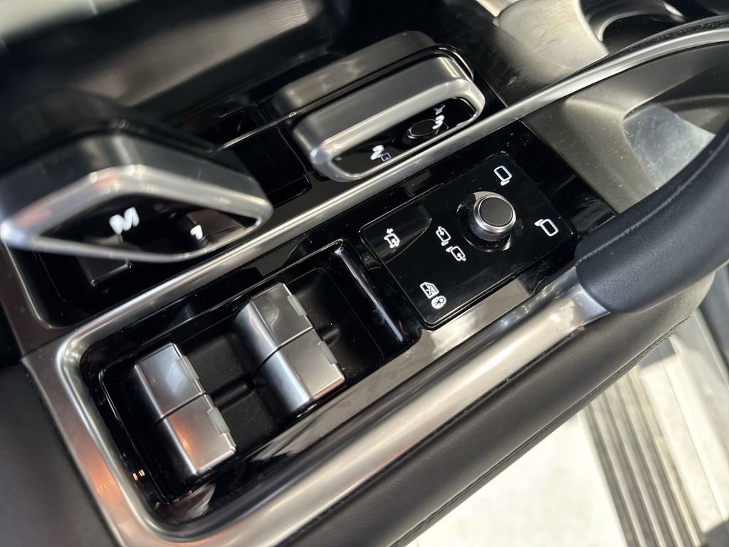 Used 2025 Land Rover Range Rover Long Wheelbase Autobiography image 13