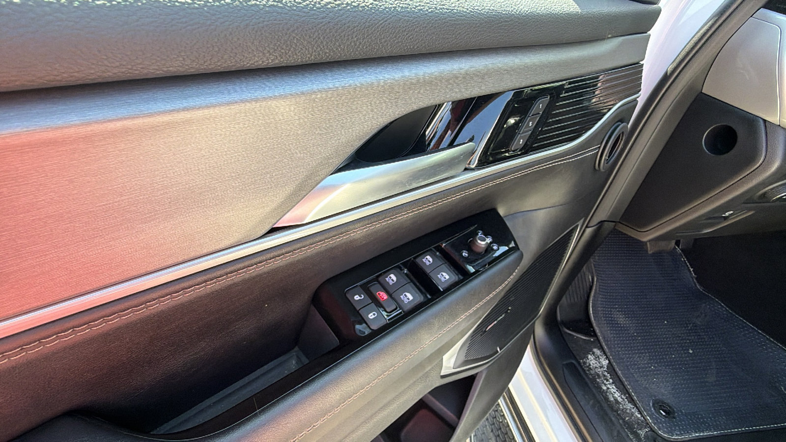 Certified 2025 Jeep Wagoneer 4WD w/ Convenience Group I image 15