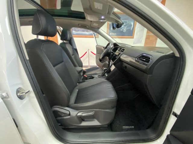 Used 2023 Volkswagen Tiguan SE w/ Panoramic Sunroof Package FWD image 22