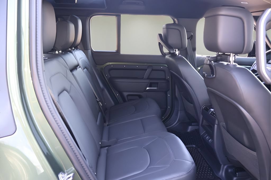 New 2026 Land Rover Defender 110 X-Dynamic SE AWD/4WD image 16