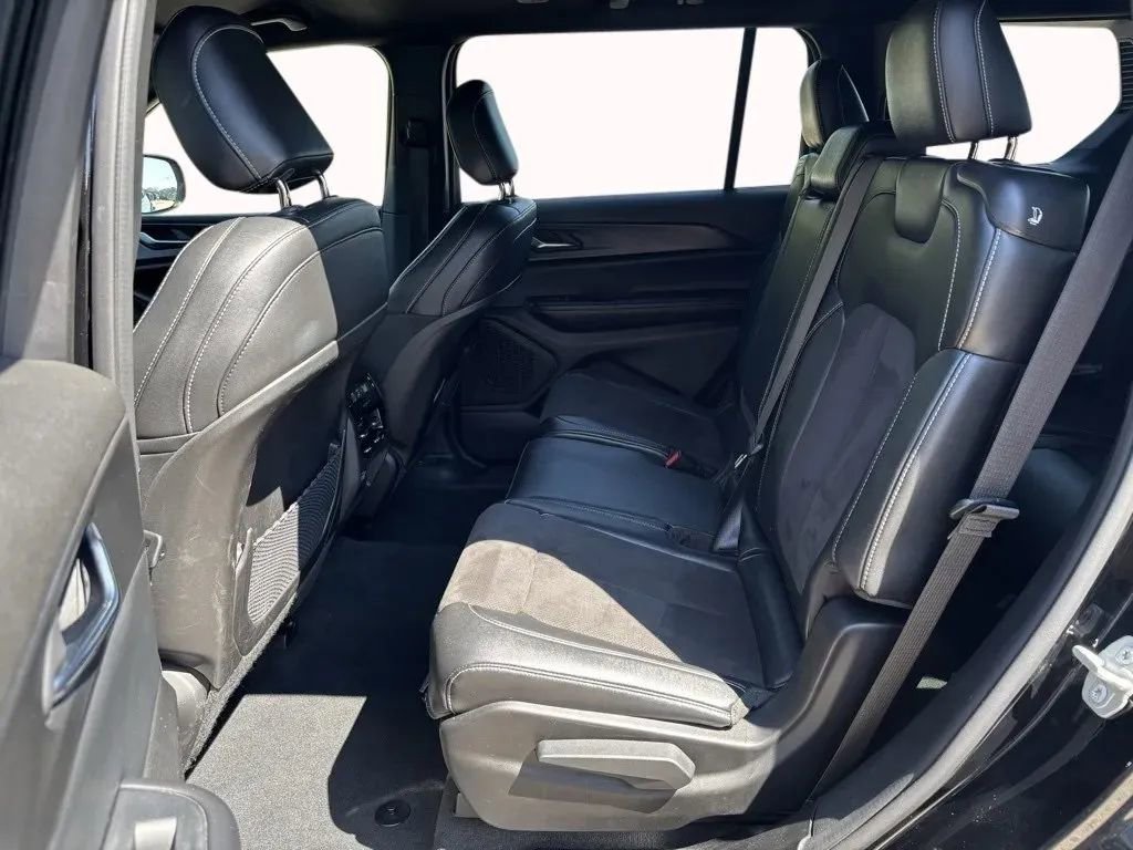 Used 2024 Jeep Grand Cherokee L Laredo image 15