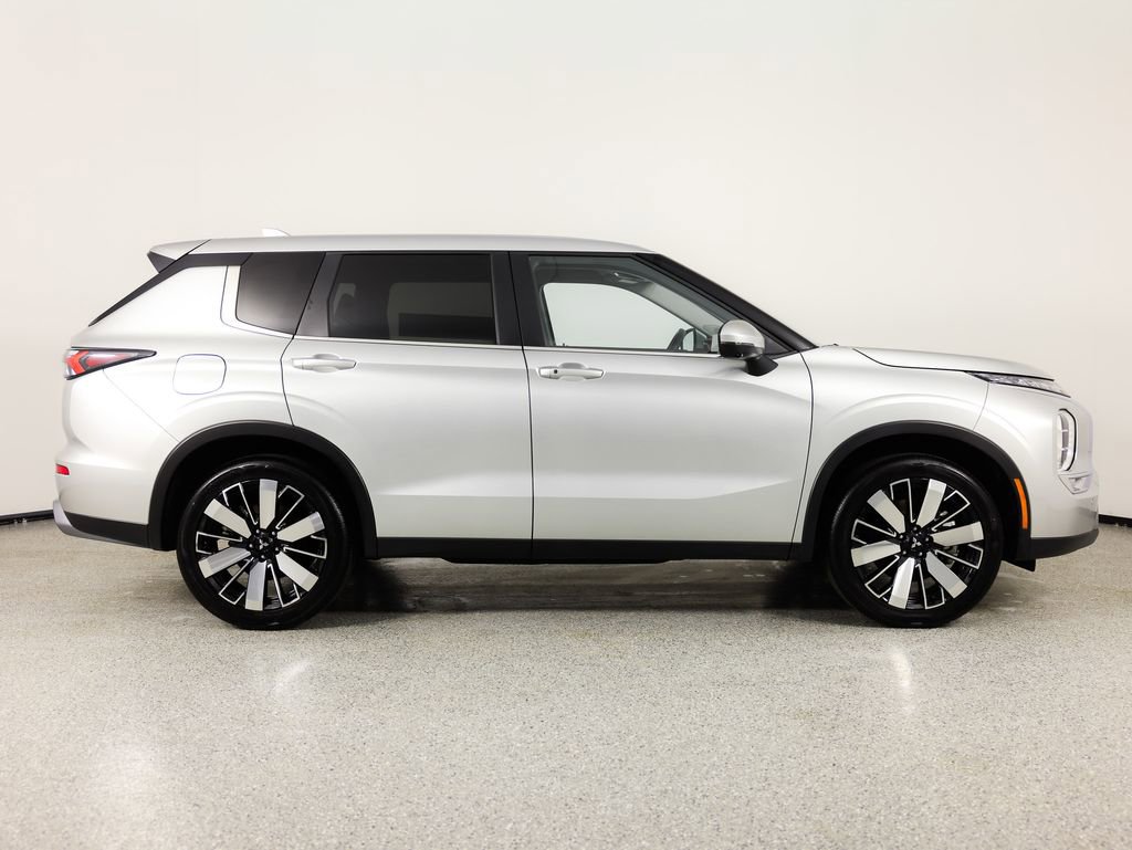 Used 2025 Mitsubishi Outlander SE image 9