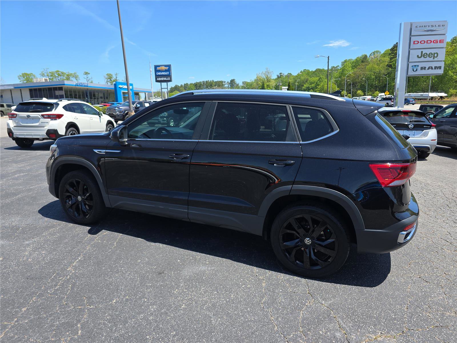 Used 2023 Volkswagen Taos SE FWD image 5