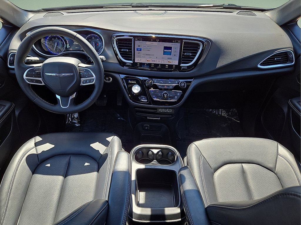 Used 2025 Chrysler Pacifica Select image 16