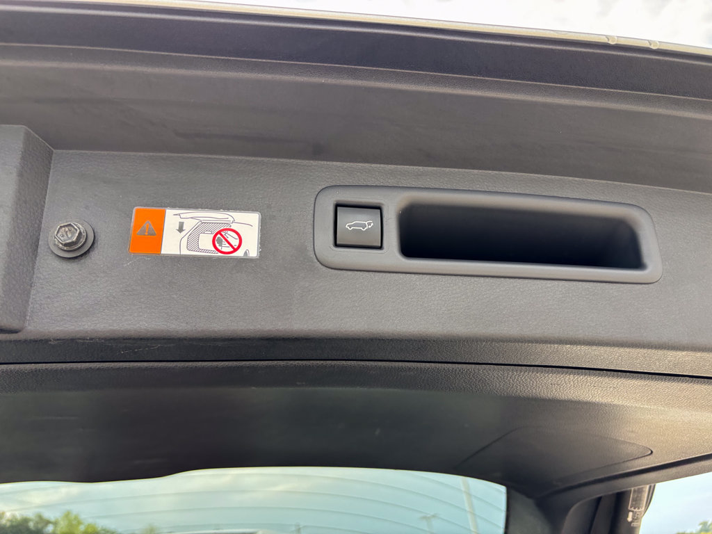 Used 2025 Toyota Highlander LE FWD image 46