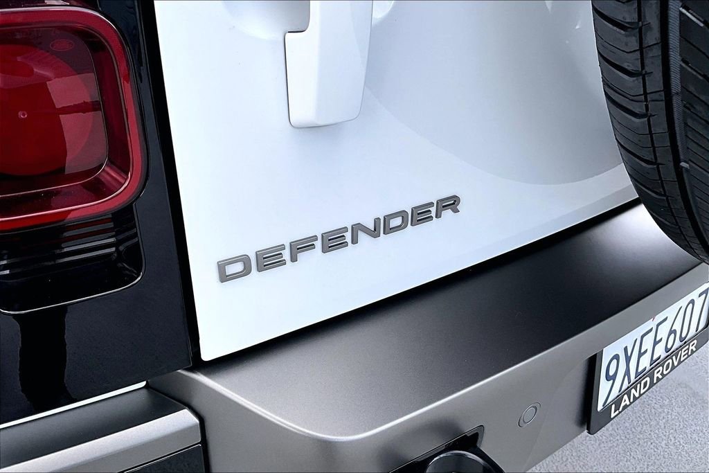 Used 2025 Land Rover Defender 90 X-Dynamic SE image 22