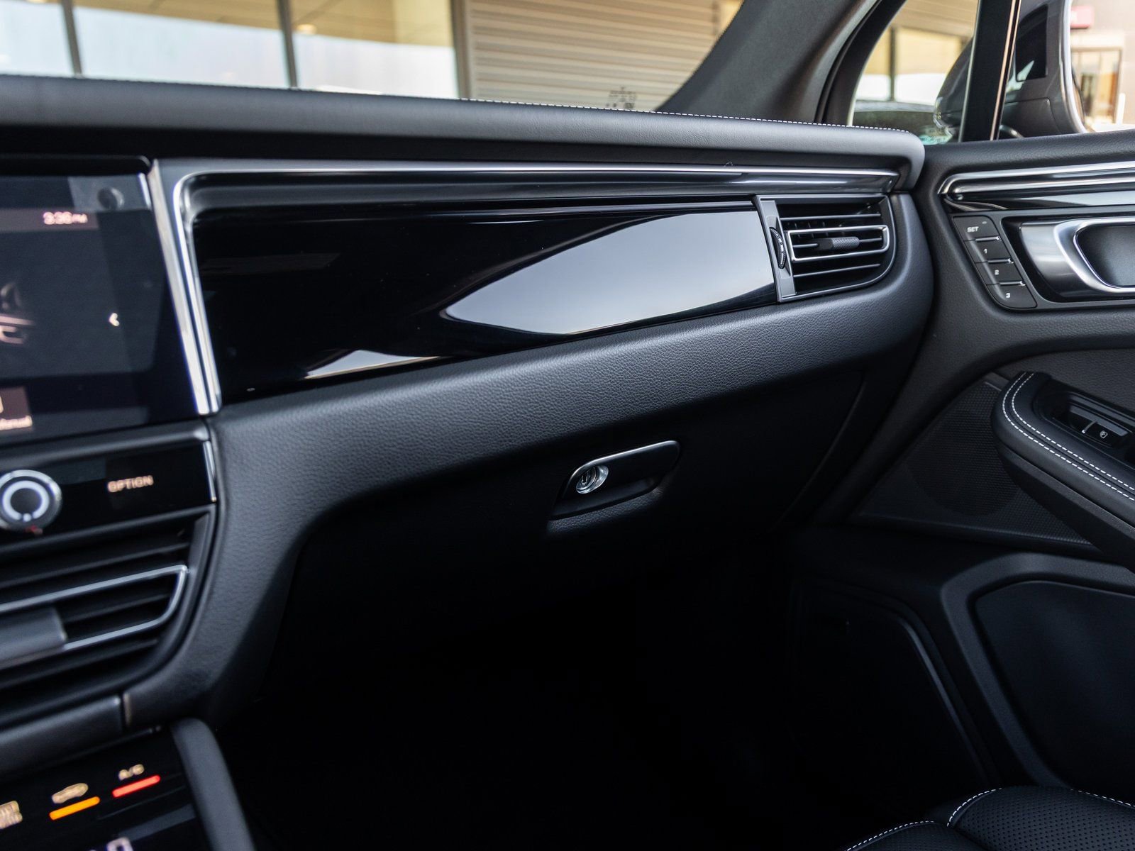 New 2026 Porsche Macan Turbo image 33